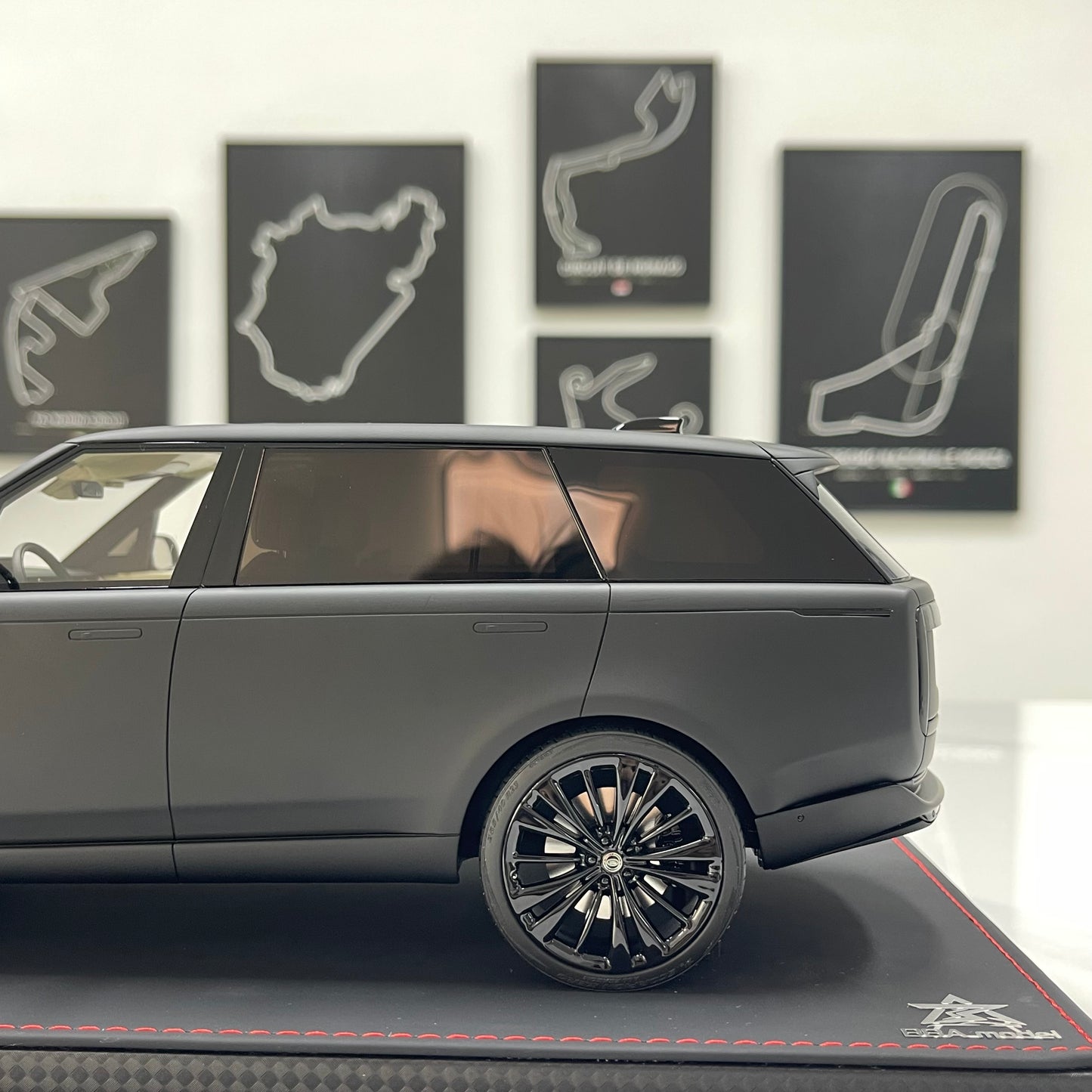 BBA Model 1:18 Land Rover Range Rover Autobiography — Matte Black