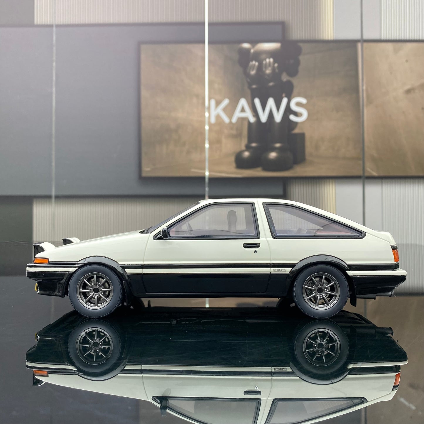 OTTO 1/18 Toyota SPRINTER TRUENO AE86 jumping light version white limited edition car model ornaments