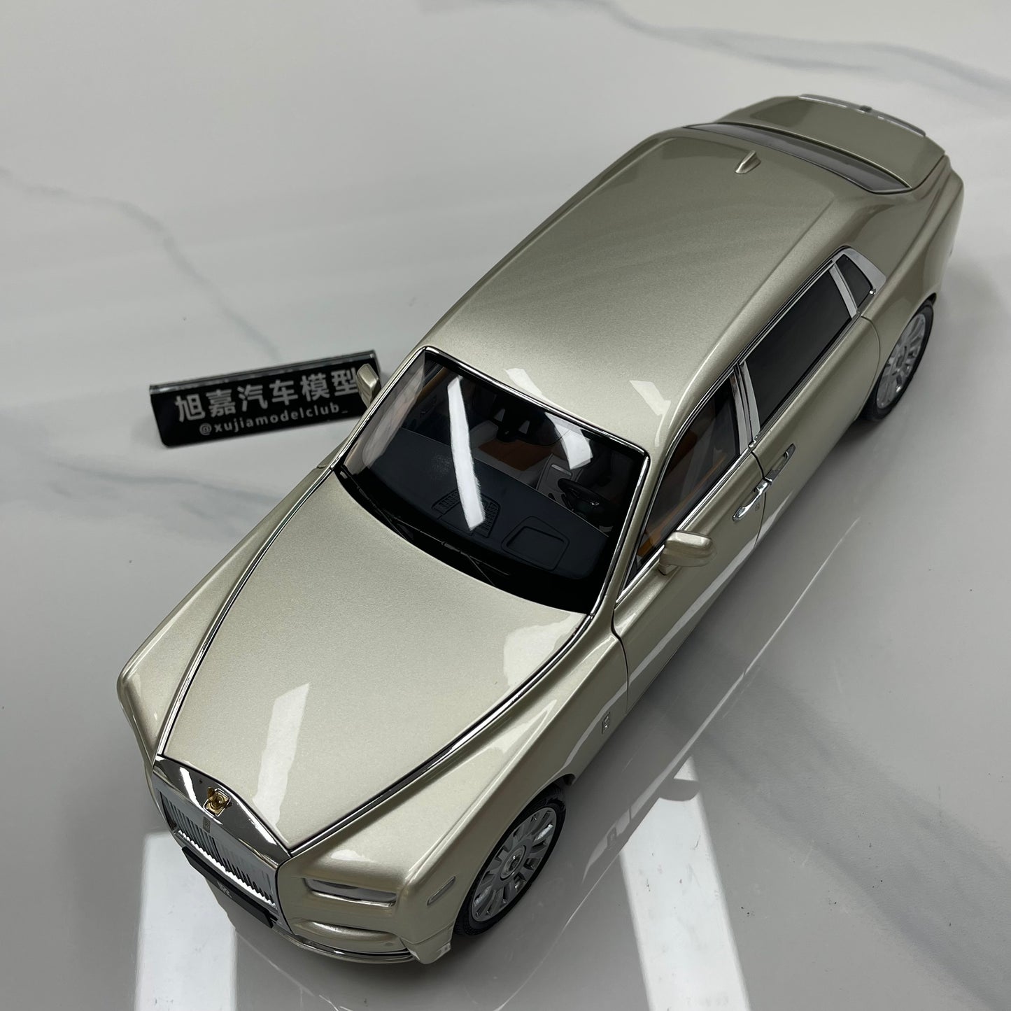 ZP 1/18 Rolls-Royce Phantom VIII (Gold Badge & Leather Case Edition) – Champagne Gold (ZP116)