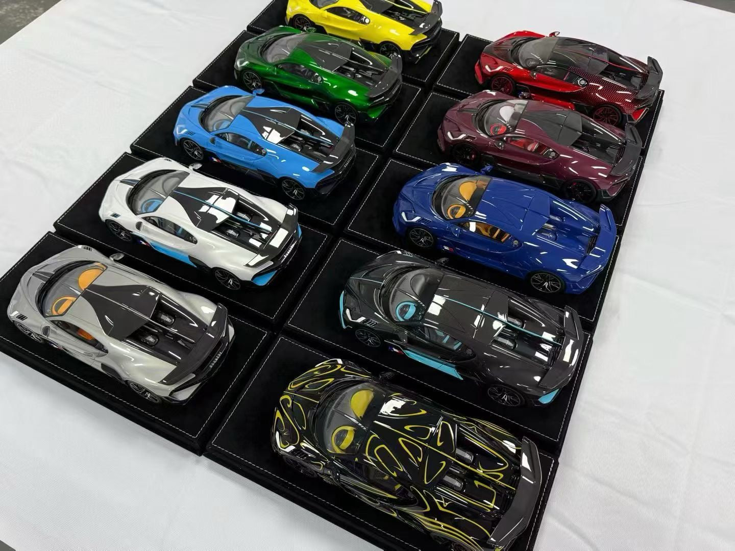 HH Model 1/18 Bugatti Divo Limited Edition Model Car