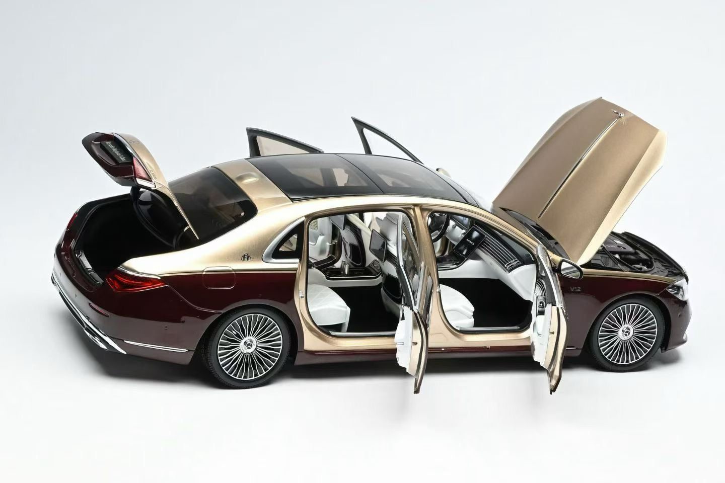 AR 1/18 Mercedes-Maybach S-Class Two-Tone Alloy Fully Openwork Car Model