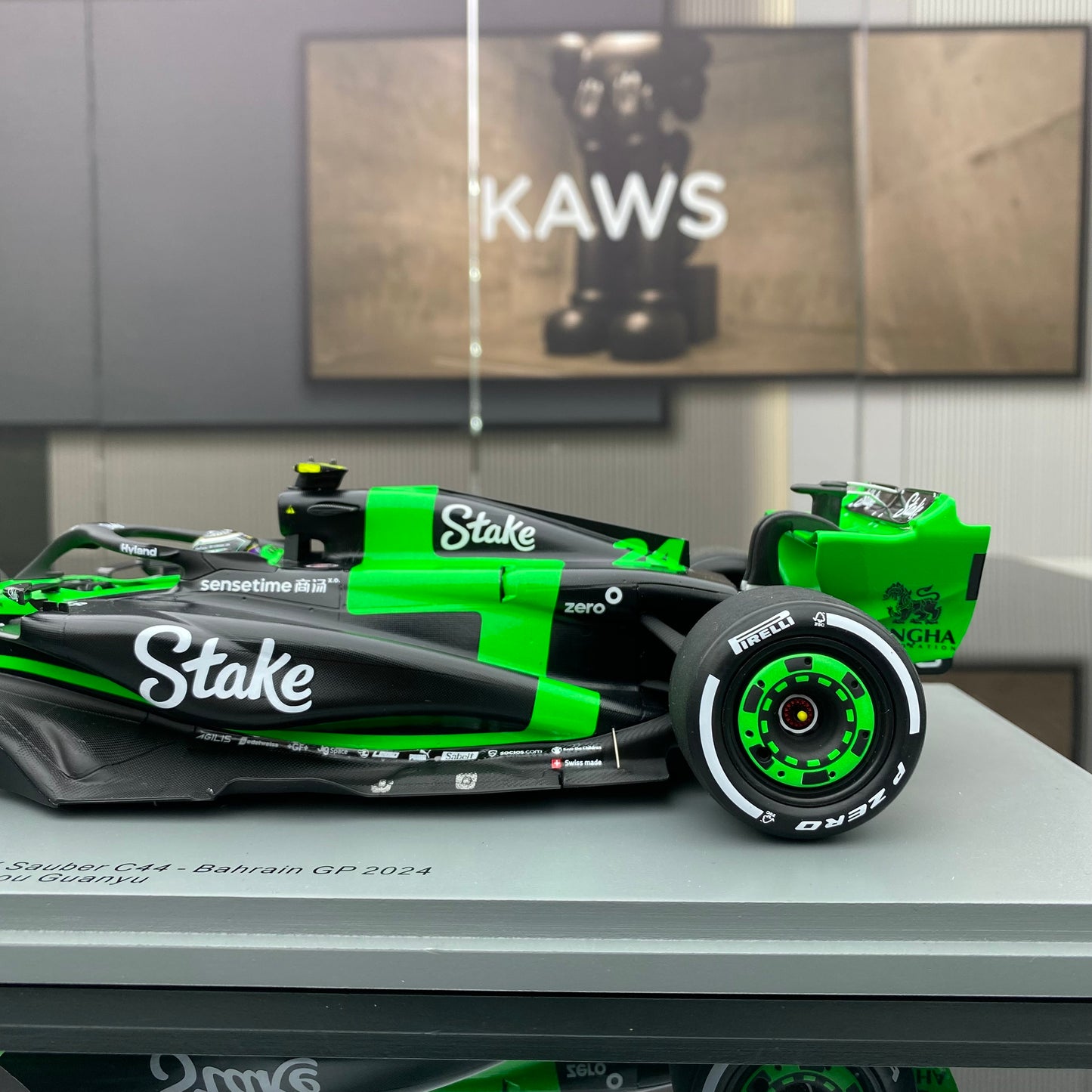 SPARK 1/18 Alfa Romeo Stake Sauber F1 C44 Zhou Guanyu Green Car Model