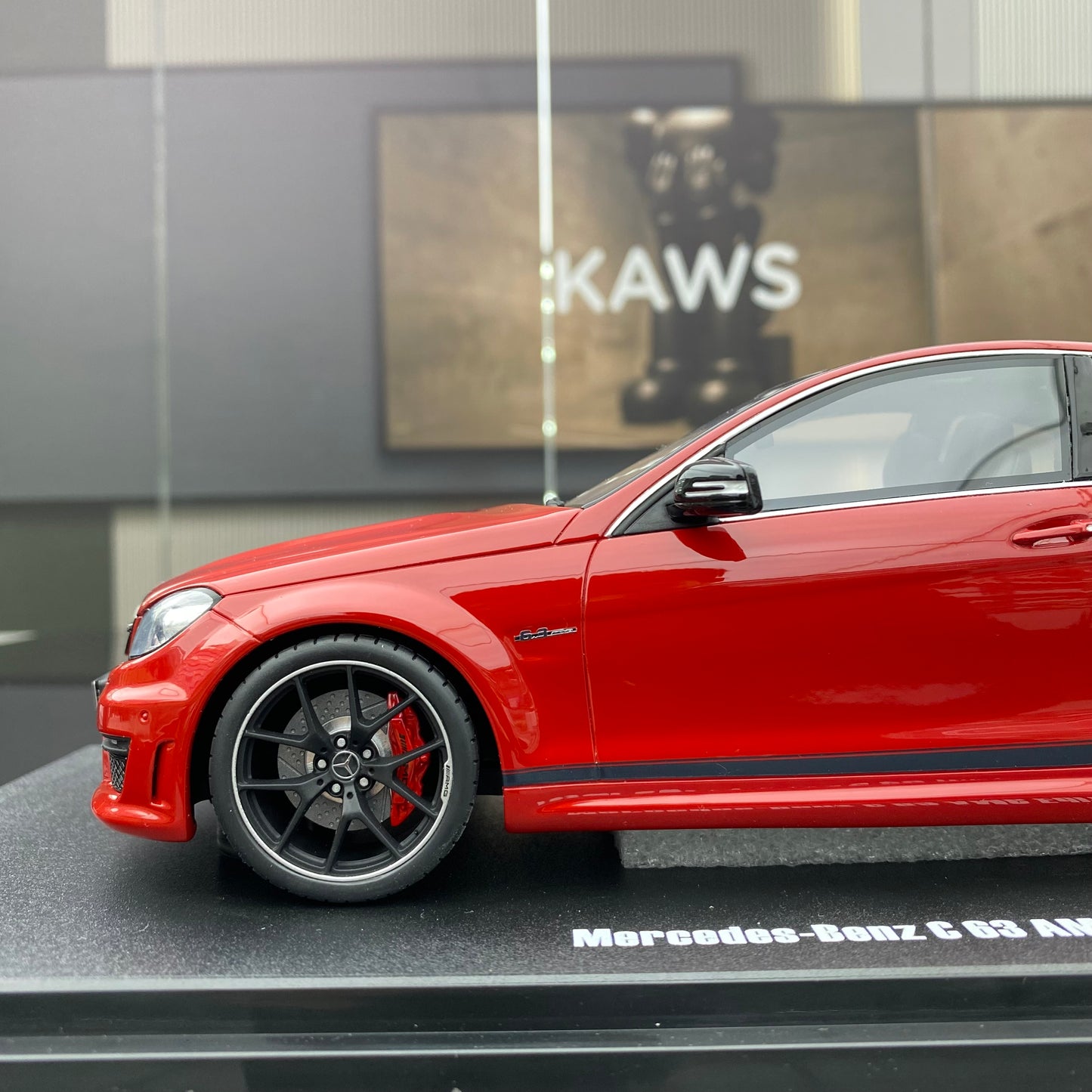 Colección de adornos de resina roja sellada del Mercedes-Benz C63 AMG GT Spirit 1/18