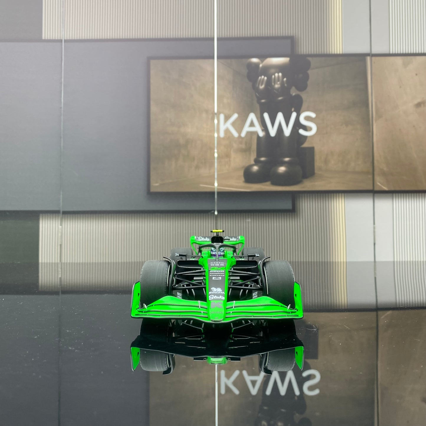 Minichamps 1/18 STAKE F1 TEAM KICK SAUBERC44-ZHOU GUANYU-2024 Precio 1579 117240124