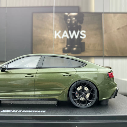 Adornos de simulación de coche verde Audi RS 5 COMPETITIONE a escala 1/18 GT Spirit