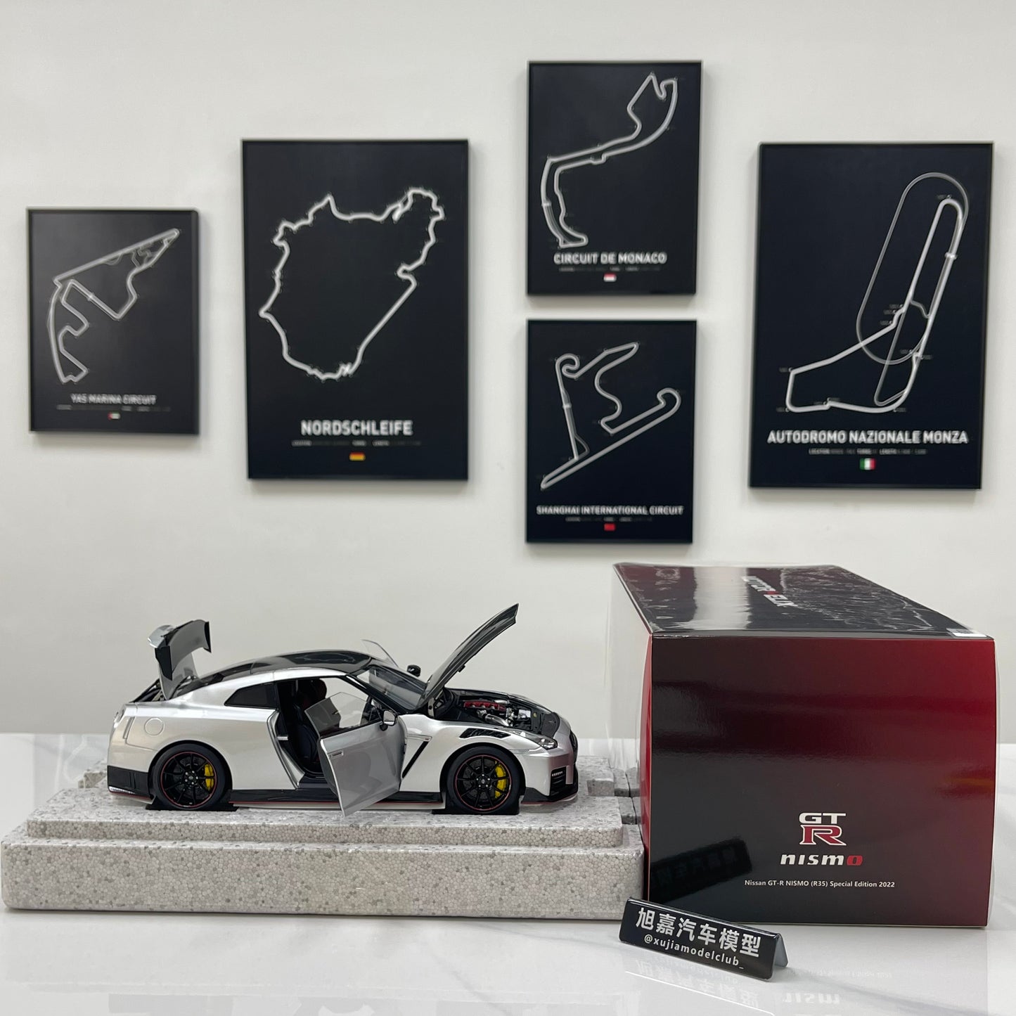 MOTORHELIX 1/18 Nissan GT-R NISMO (R35) Special Edition 2022 Ultimate Metallic Silver Alloy Model Car