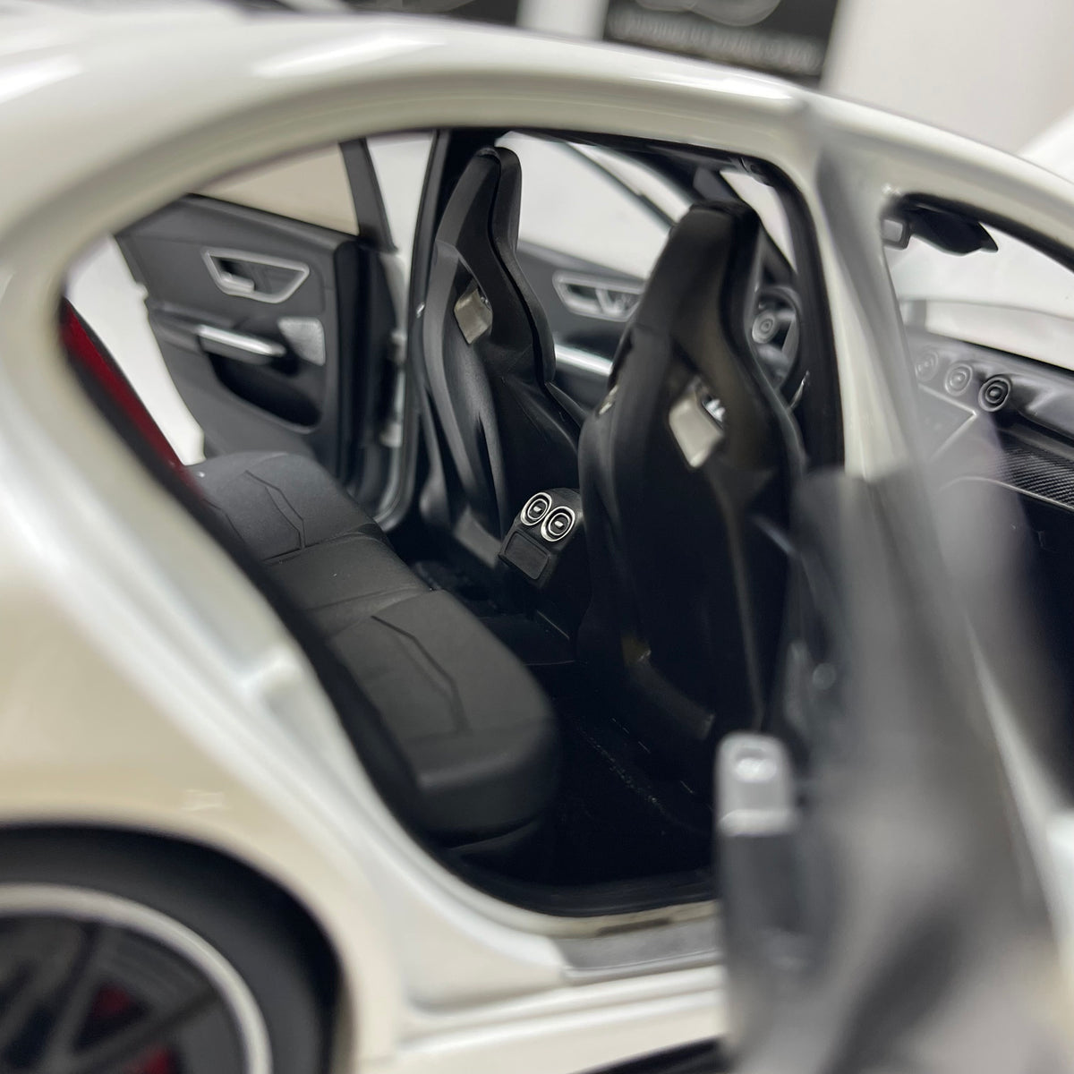 NZG 1/18 Mercedes-AMG C63 S E-Performance, Gloss White (111200040)