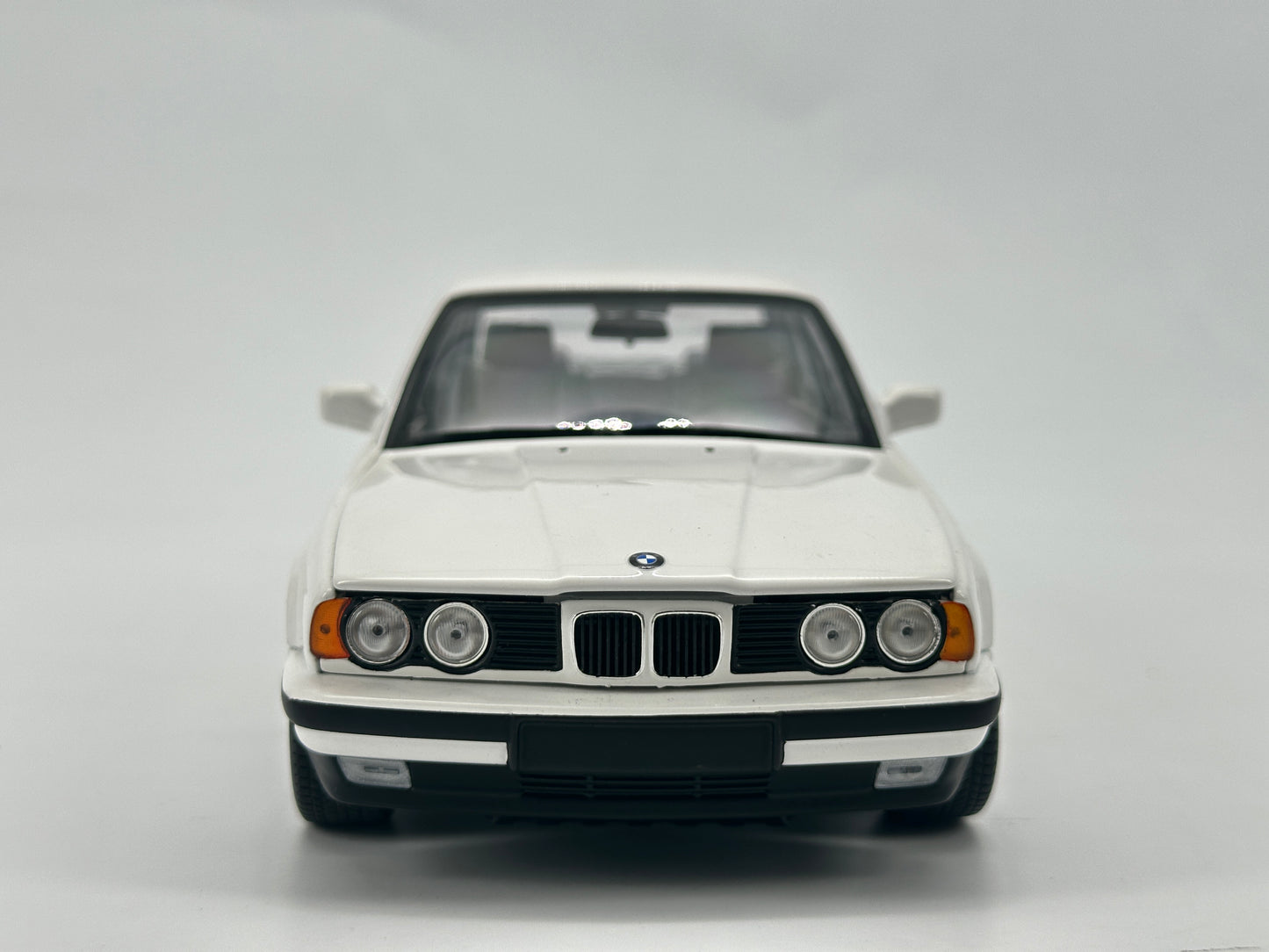 MINICHAMPS 1/18 BMW 535I e34 1988 White Alloy Simulation Model Car