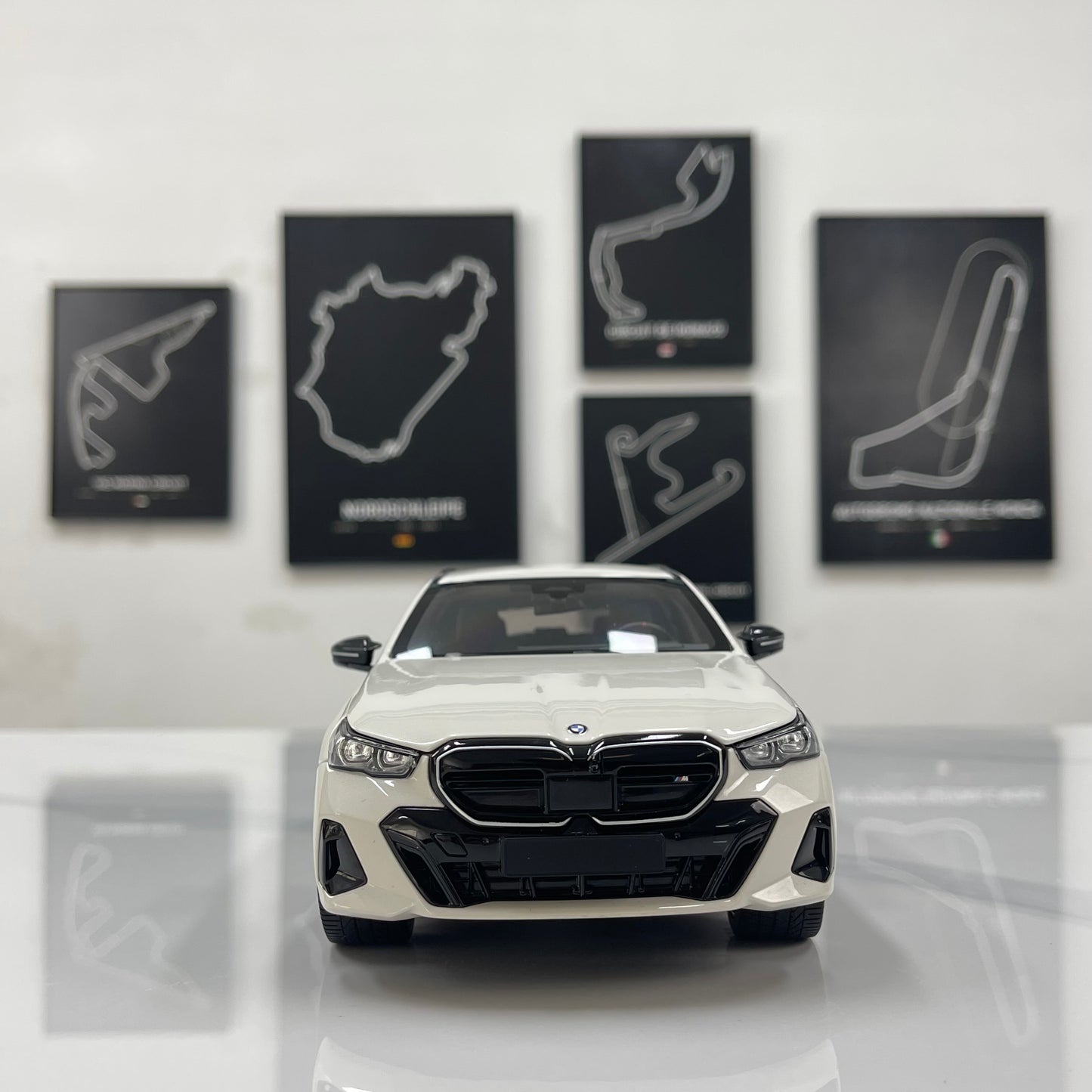 MINICHAMPS 1/18 BMW i5 M60 Touring 2024 Metallic White 110023601