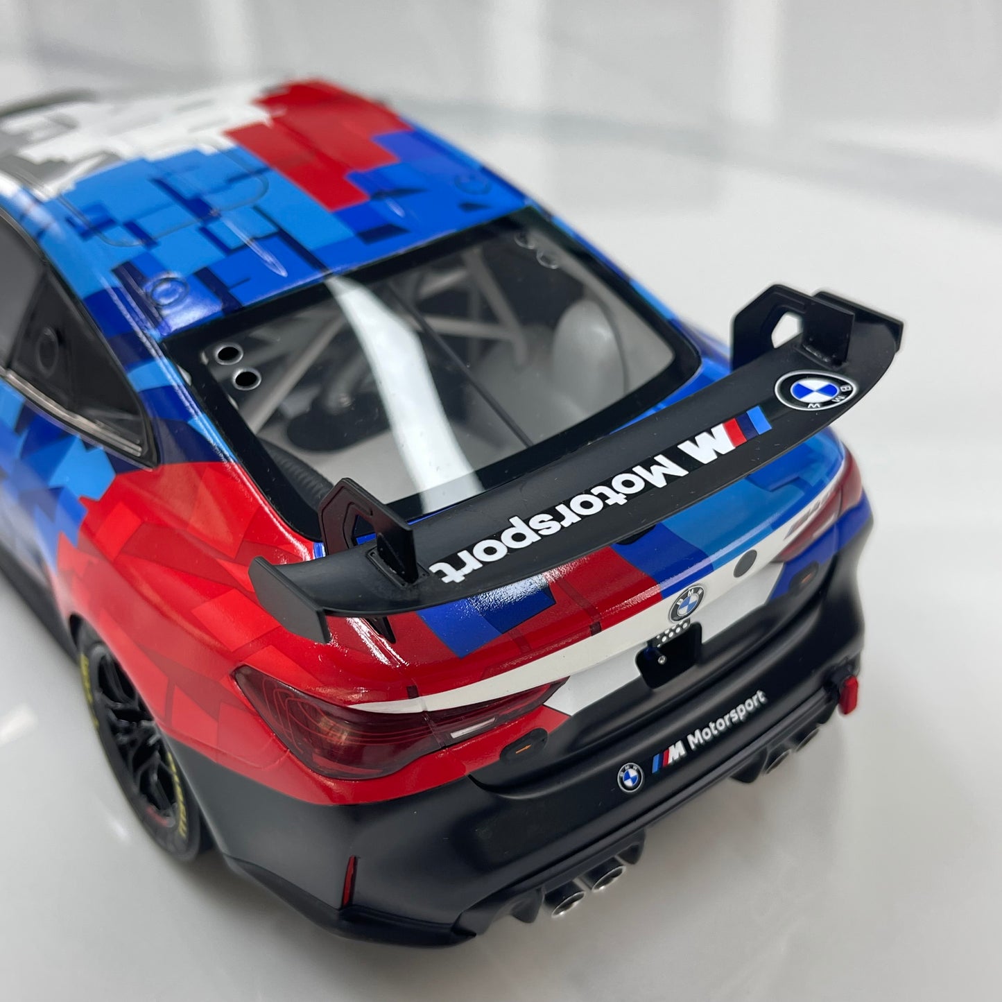 OTTO 1/18 BMW M4 GT4 White/Blue/Black OT1125