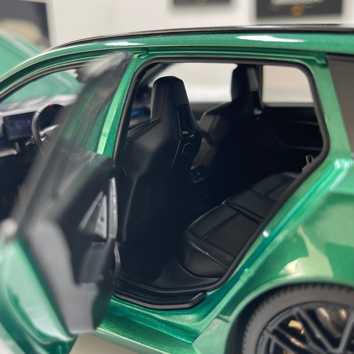 MINICHAMPS 1/18 BMW M5 Touring (2024) – Metallic Green – 110023902
