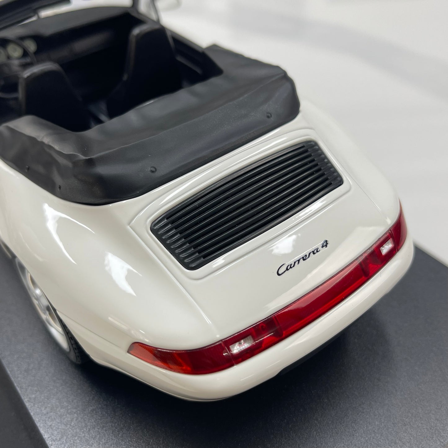 MINICHAMPS 1/18 Porsche 911 (993) Cabriolet White 155061131