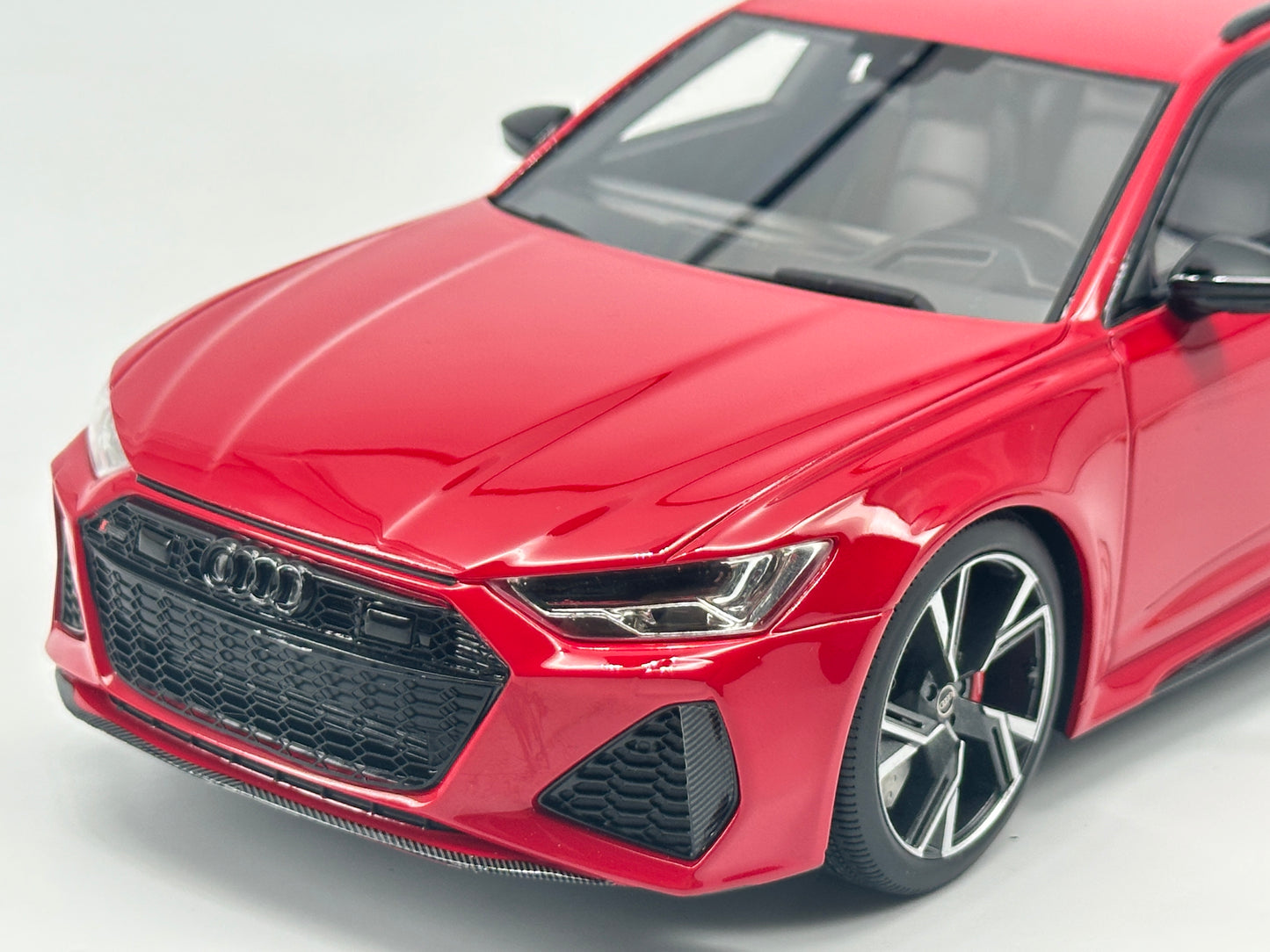 TOPSPEED 1/18 Audi AUDI RS6 AVANT Simulation Car Model Ornaments Closed