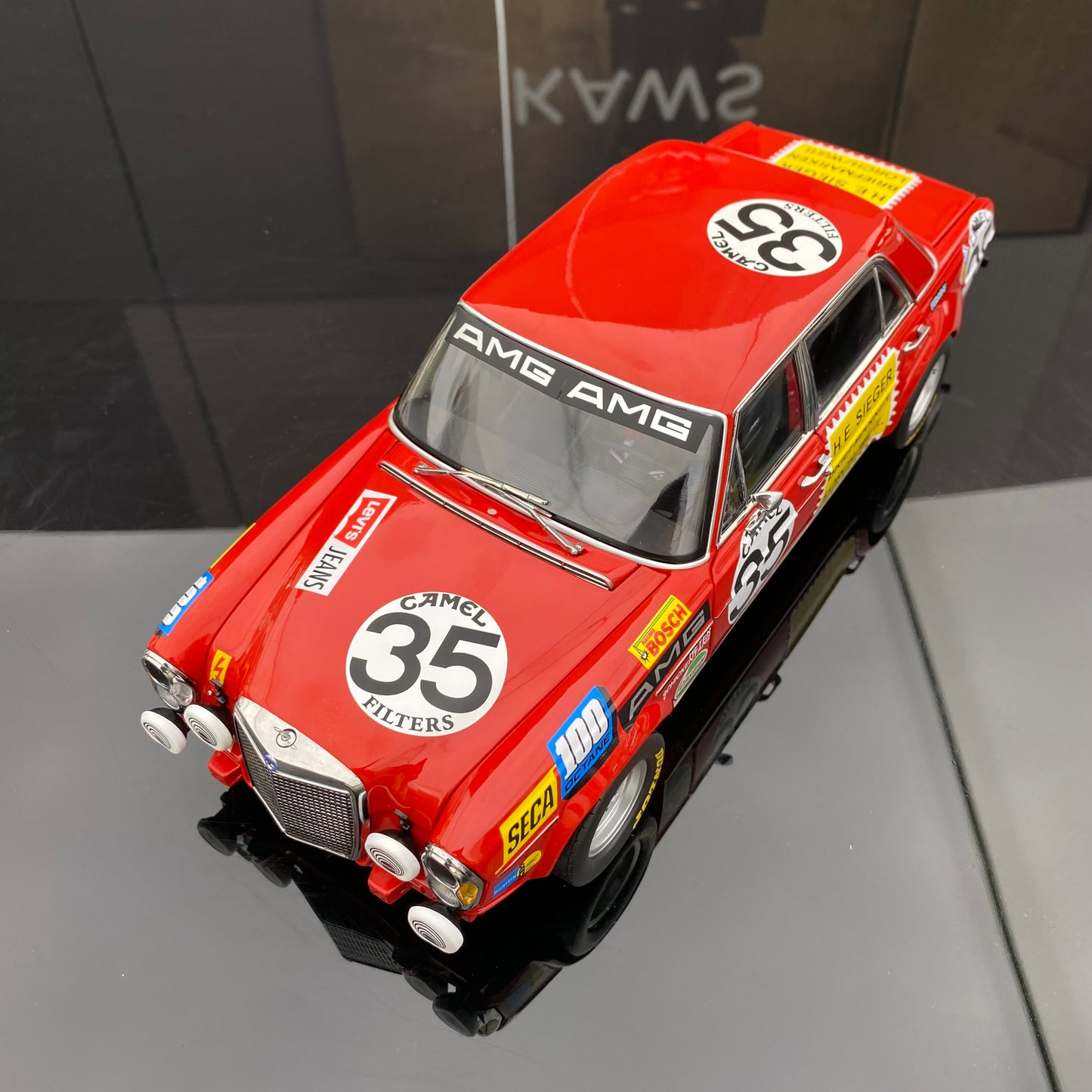 Minichamps 1/18 Benz 300SEL 6.8AMG Red Pig - Modelo de coche de resina, regalo de colección