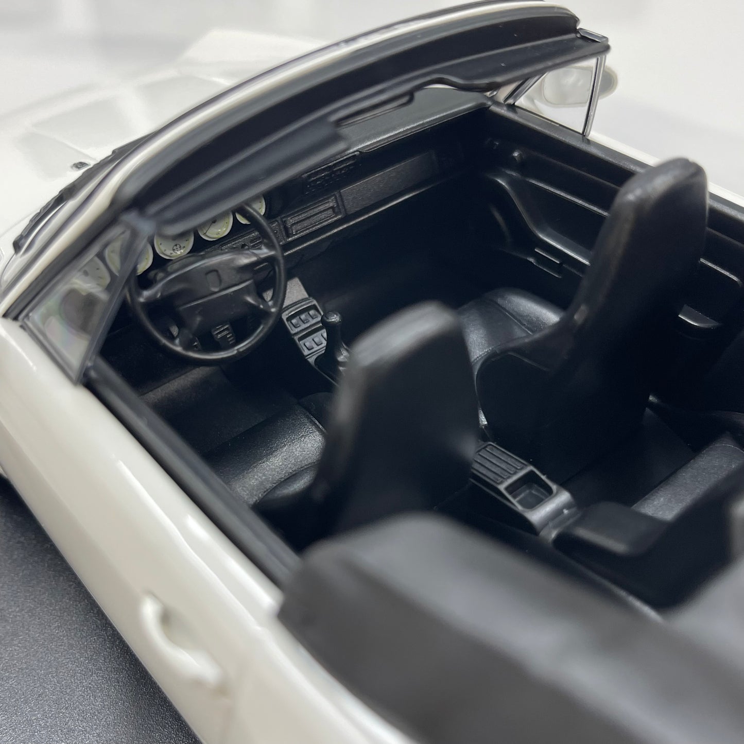MINICHAMPS 1/18 Porsche 911 (993) Cabriolet White 155061131