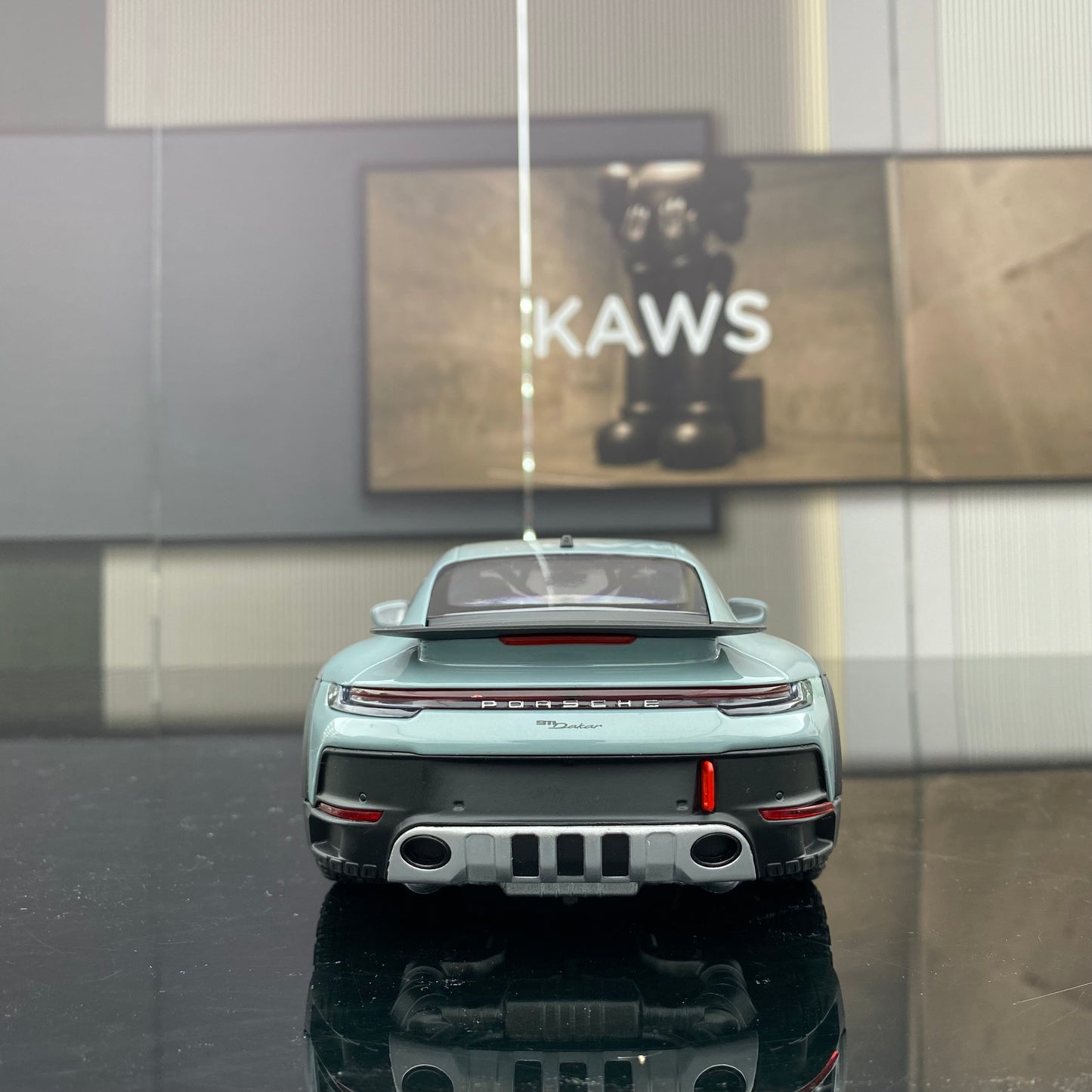 minichamps 1/18 Porsche 911 DAKAR BLUE WITH ROOF RACK alloy car model