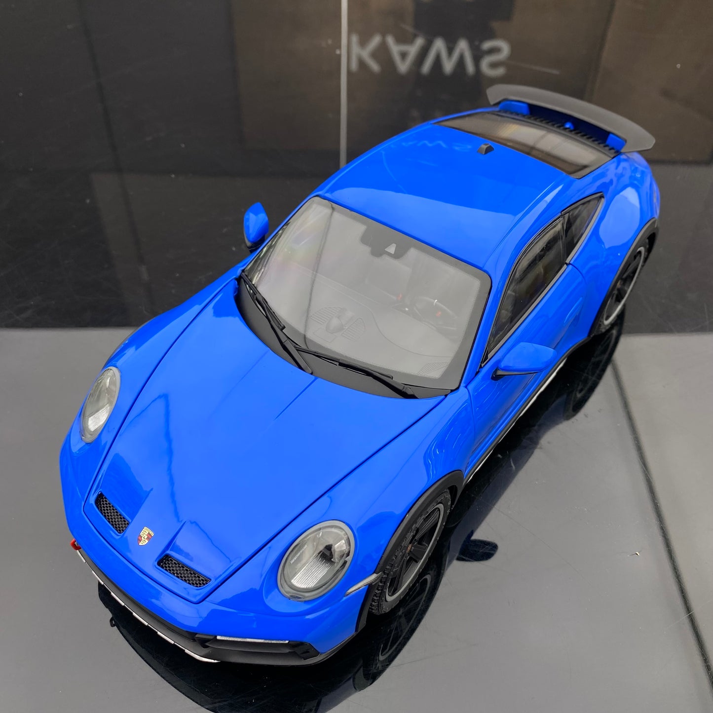 minichamps 1/18 Porsche 911 DAKAR BLUE WITH ROOF RACK alloy car model