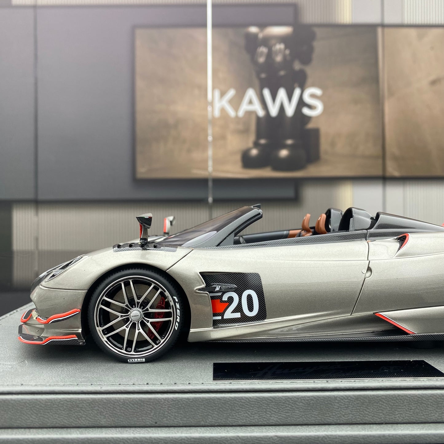 Adorno de coche de edición limitada Pagani Huaya BC #20 Silver Convertible a escala 1/18 de BBR
