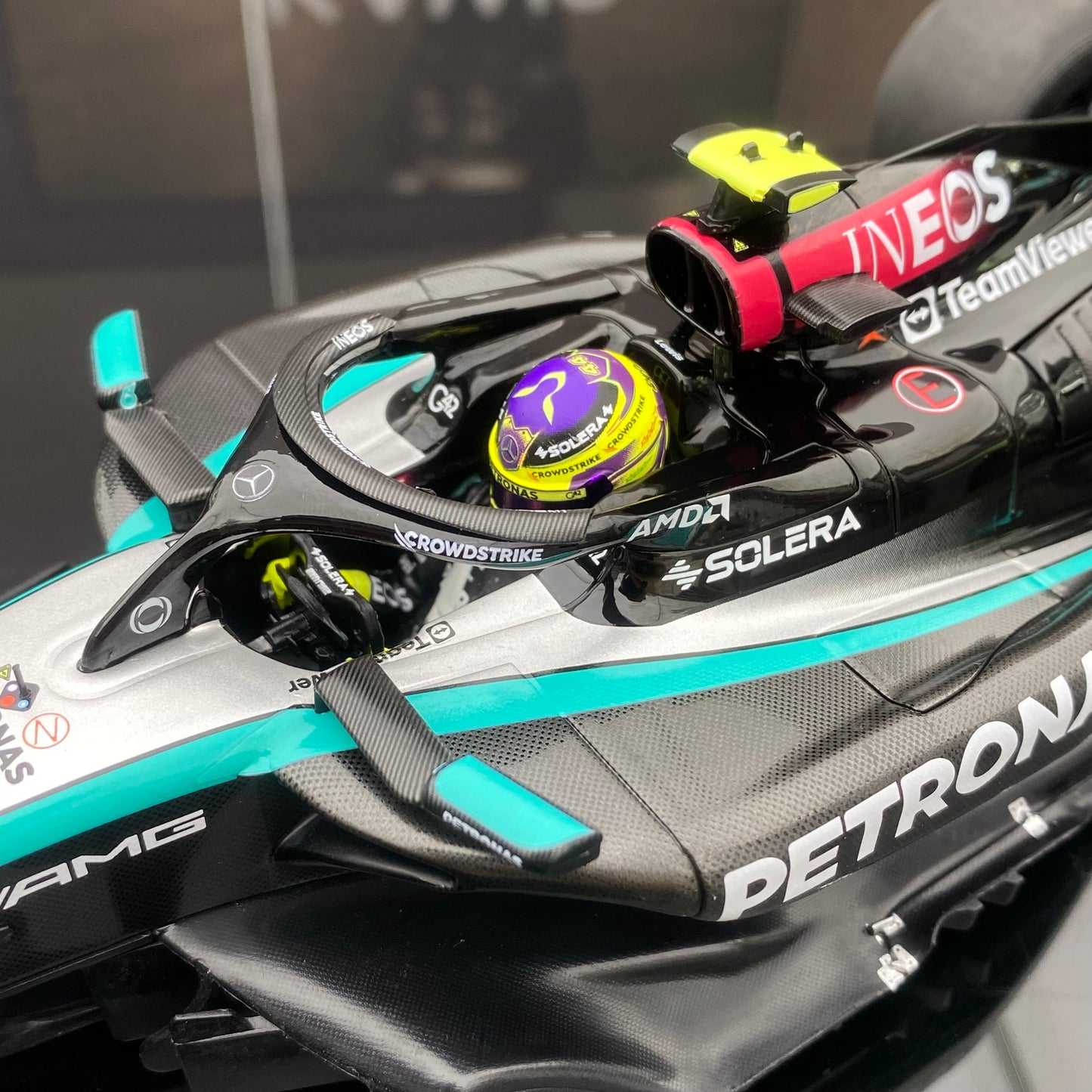 minichamps 1/18 MERCEDES MERCEDES AMG PETRONAS EQUIPO DE FÓRMULA UNO F1 W15