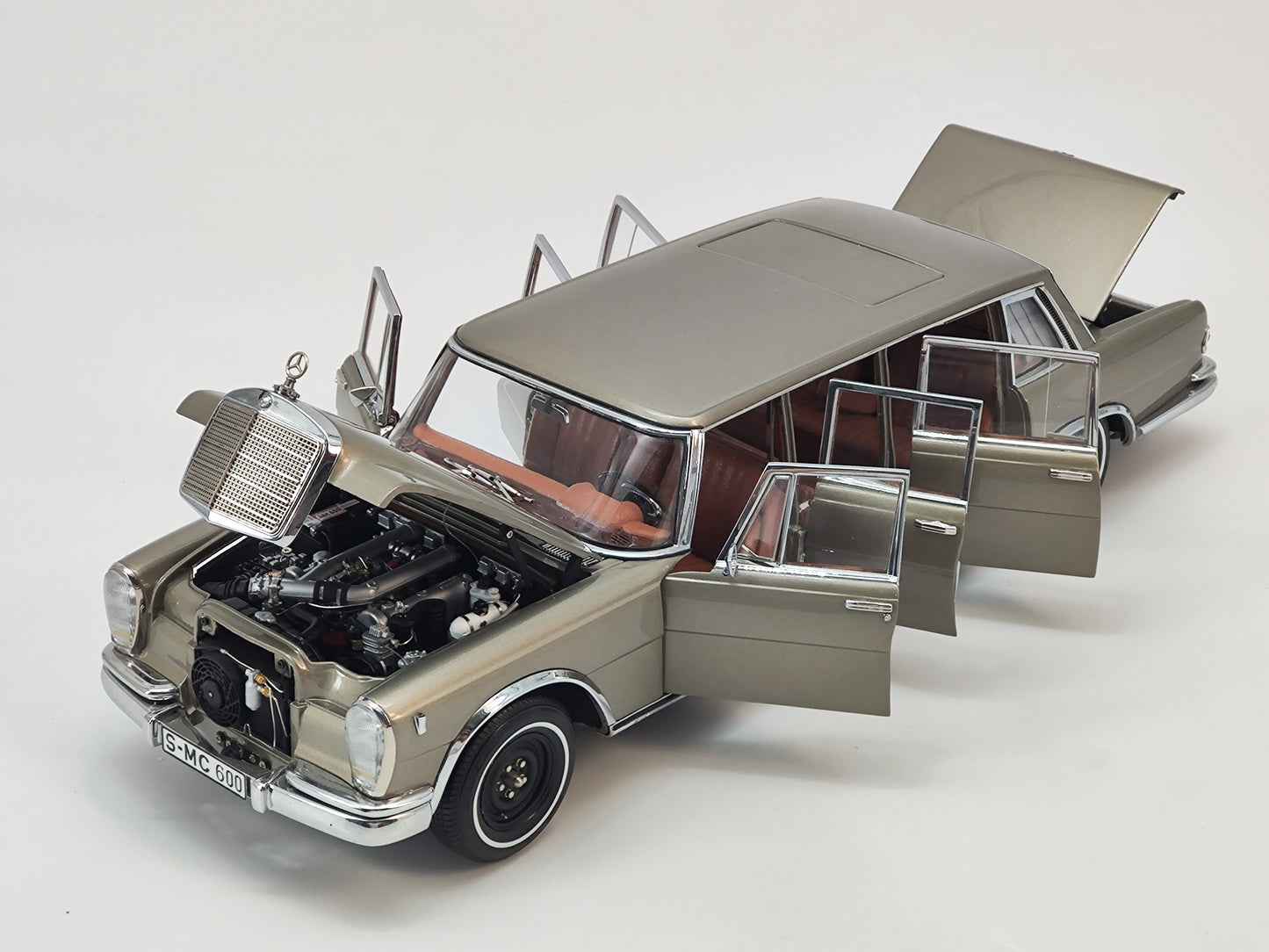 CMC 1/18 Mercedes-Benz Pullman Gold Sunroof Edition Alloy Simulation Car Model Birthday Gift Ornaments