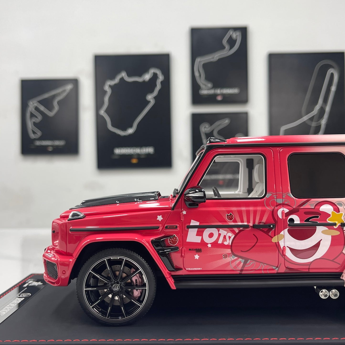 BBA Model 1/18 Brabus G800 "Lotso" (Strawberry Bear) BBA083