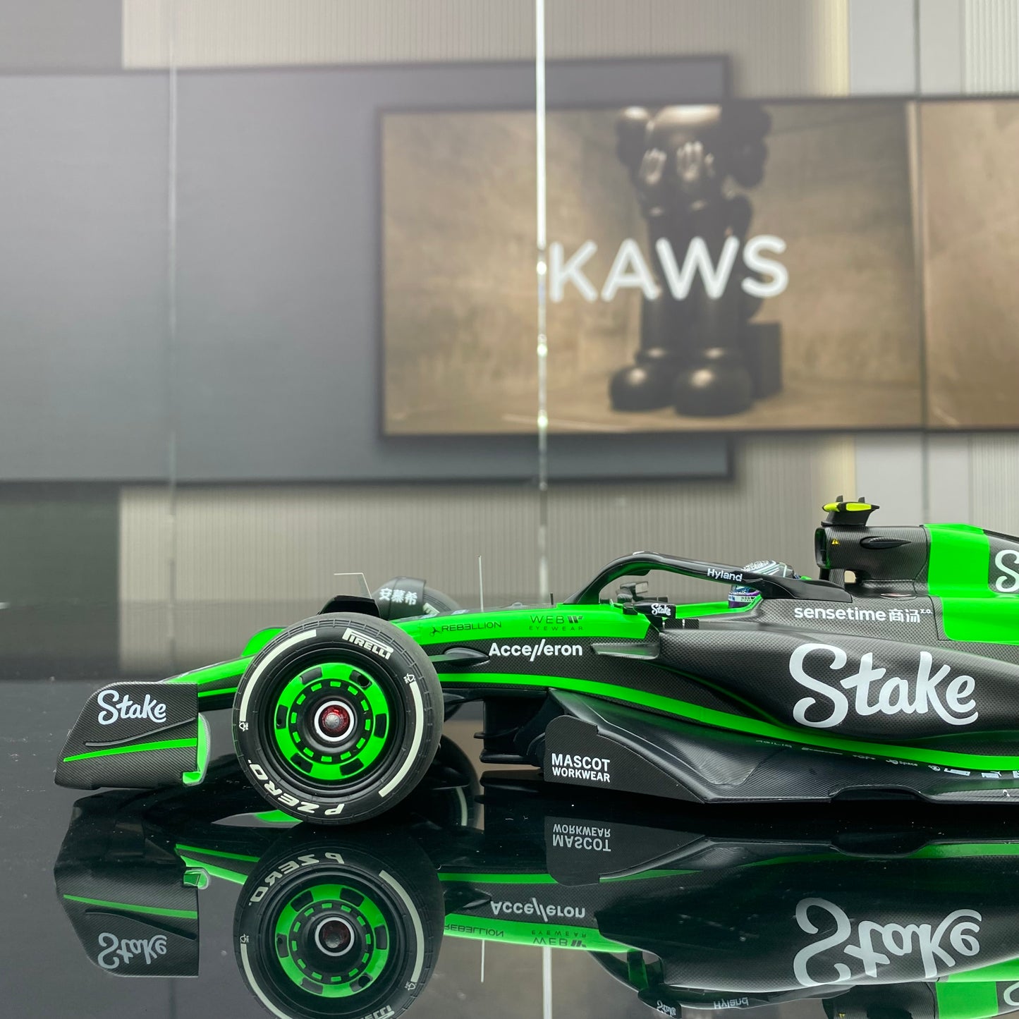 Minichamps 1/18 STAKE F1 TEAM KICK SAUBERC44-ZHOU GUANYU-2024 Precio 1579 117240124