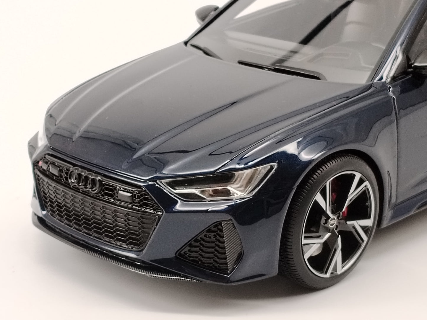 TOPSPEED 1/18 Audi AUDI RS6 AVANT Simulation Car Model Ornaments Closed
