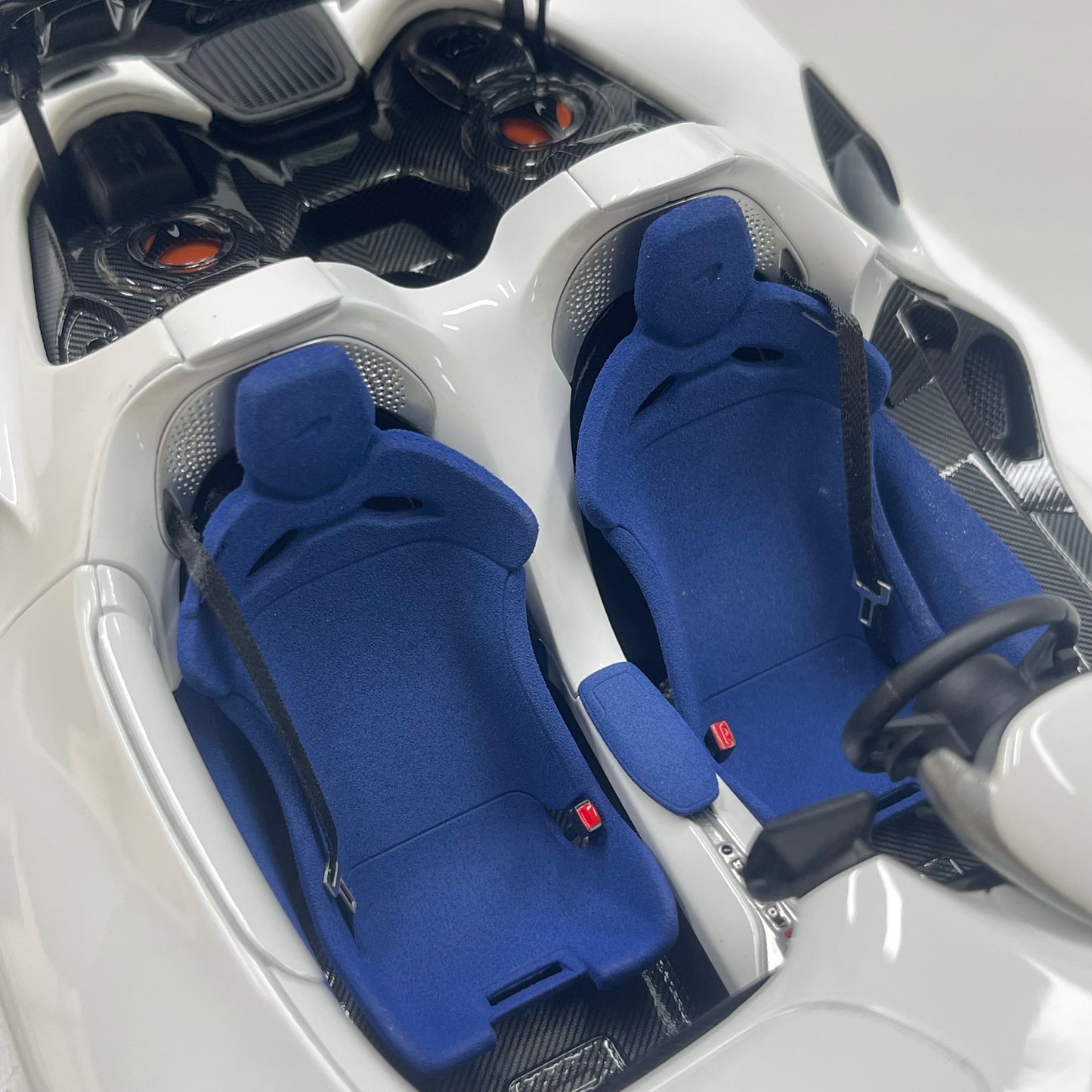 LCD 1/18 McLaren Elva Die-cast Model – Pearlescent White with Blue Interior (LCD18015-WH)