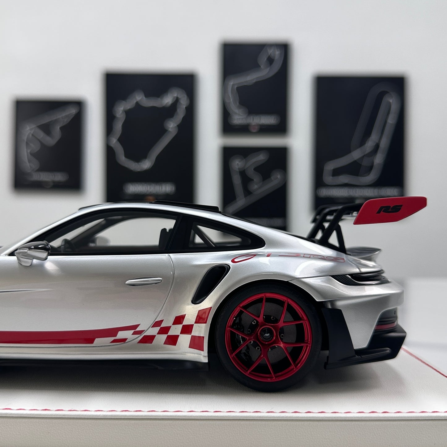 GH MODEL 1/18 Porsche 992 GT3RS Red Seals/GT Silver Limited Edition Model Car