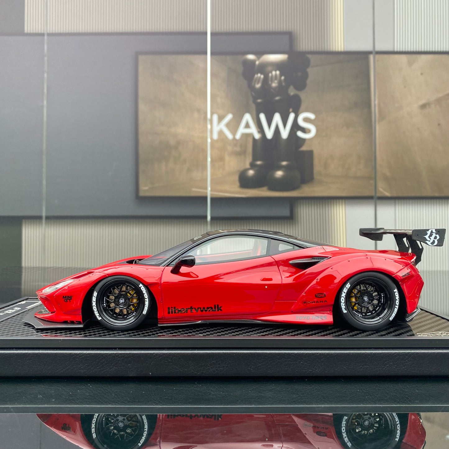 VIP 1/18 Ferrari F8 wide-body modified version simulation car model ornament gift