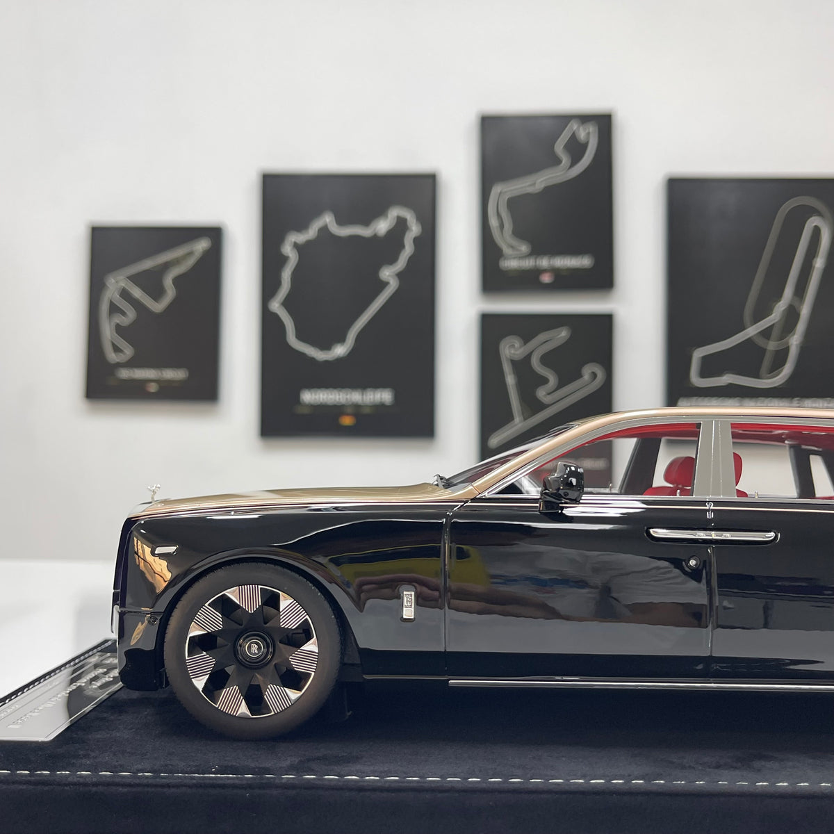 HH Model 1/18 Rolls-Royce Phantom Series II – Diamond Black/Champagne Gold (HH736)