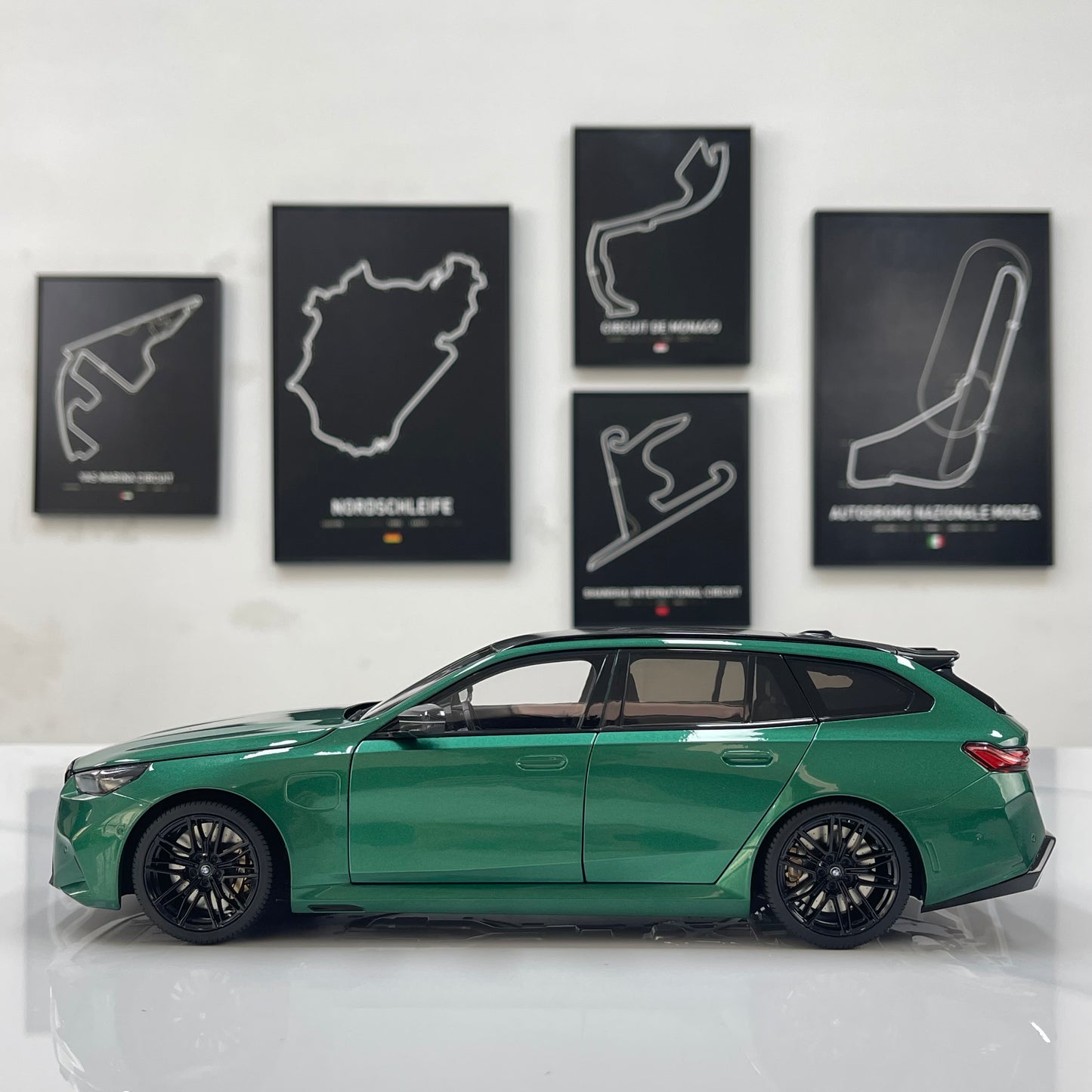 MINICHAMPS 1/18 BMW M5 Touring (2024) – Metallic Green – 110023902