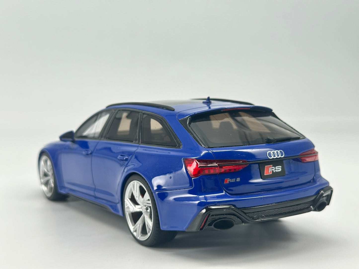 GT Spirit 1/18 Audi RS6 AVANT Blue Simulation Car Model Ornaments