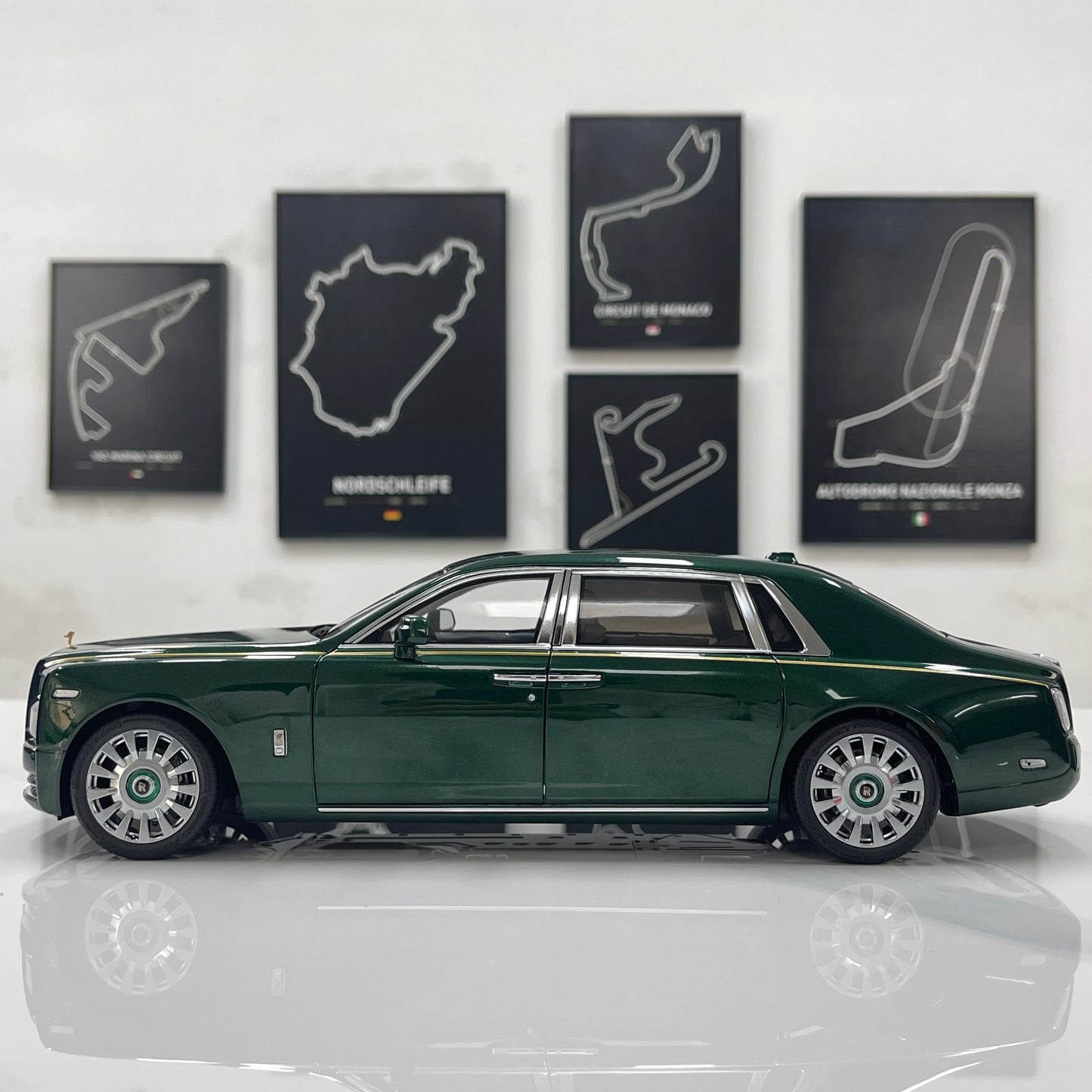 ZP 1/18 Rolls-Royce Phantom VIII (Gold Badge/Luggage Set Edition) – Peninsula Green (ZP117)