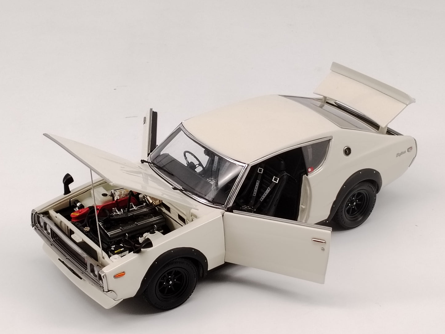 Kyosho 1/18 Nissan skyline 2000 gtr KPGC110 white simulation car model