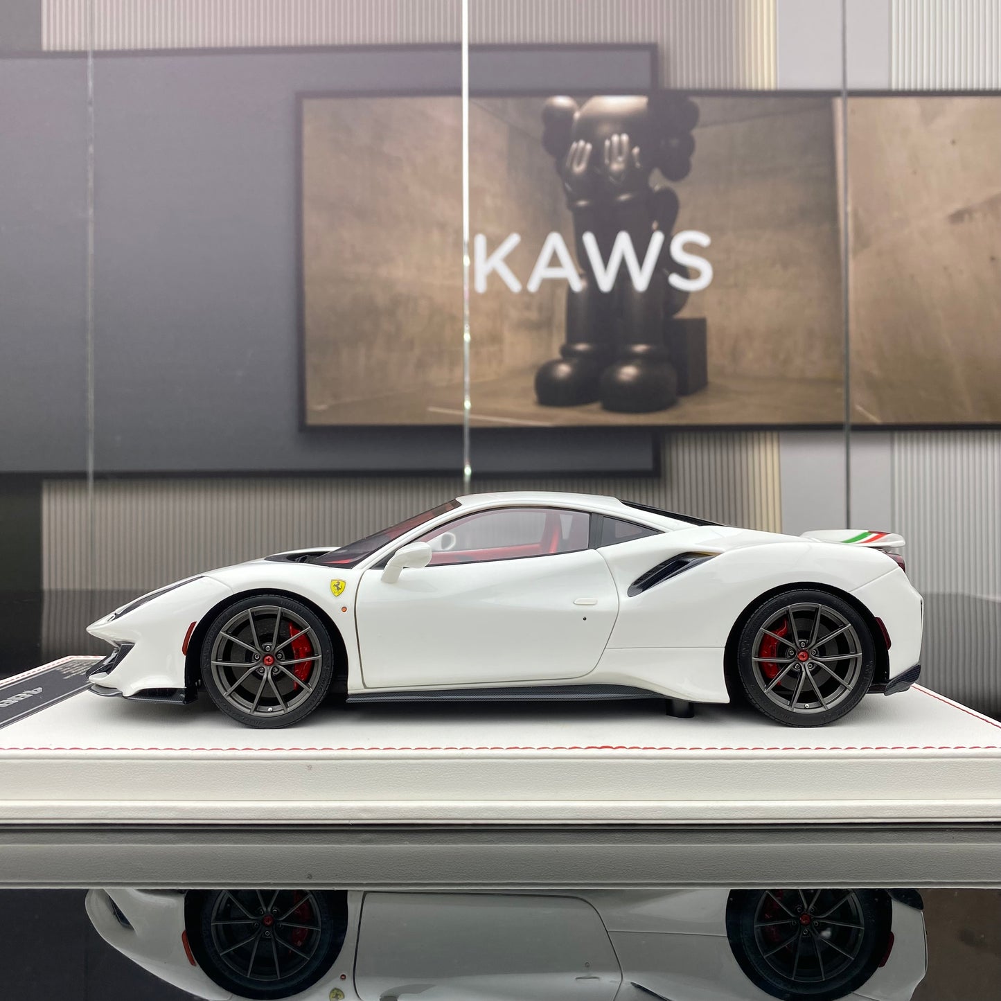 DM 1/18 Ferrari 488 pista resin fully opened fluorescent limited edition car model ornaments
