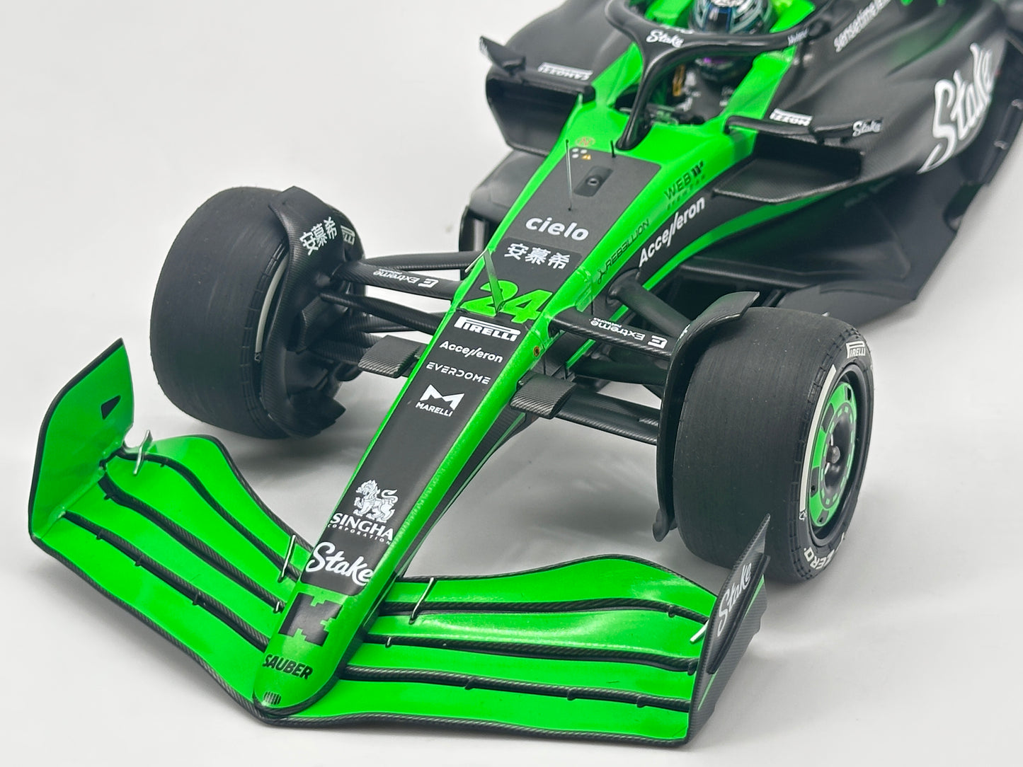 MINICHAMPS 1/18 STAKE F1 TEAM KICK SAUBER C44 - ZHOU GUANYU Green Alloy Car Model 117240124