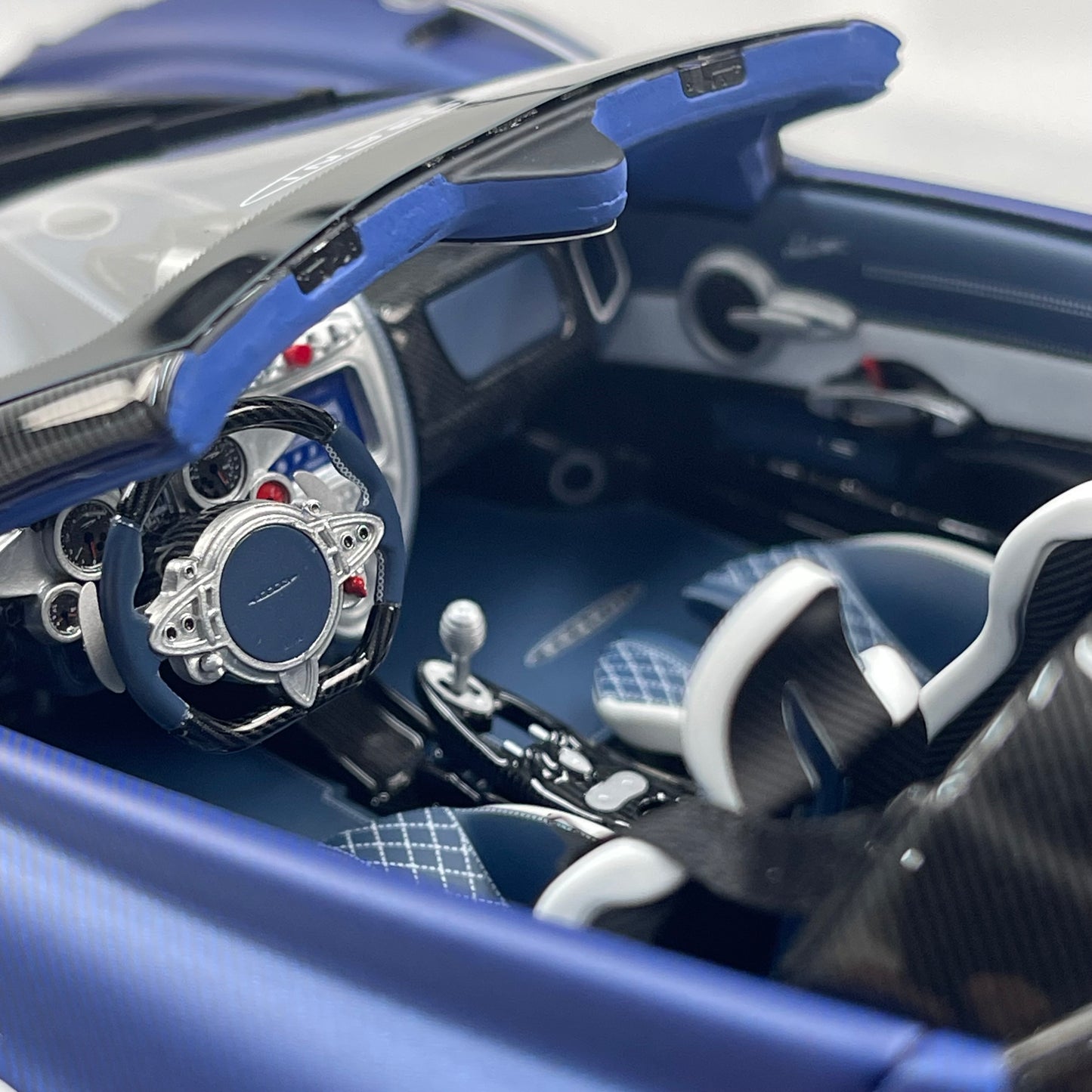 HH Model 1/18 Pagani Huayra – Matte Blue & Carbon Black (HH663)