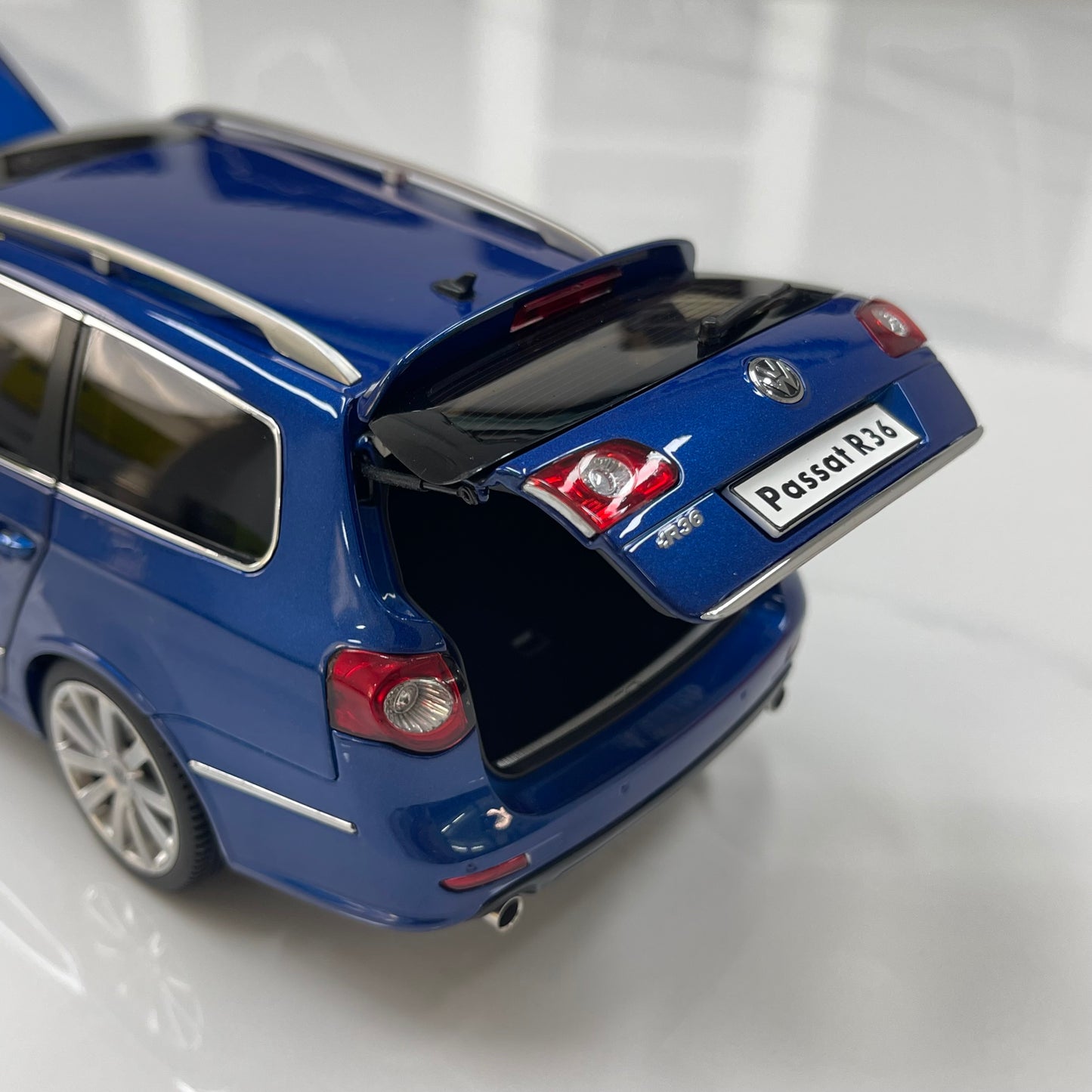 NZG 1/18 Volkswagen Passat R36 wagon Biscay Blue alloy model car