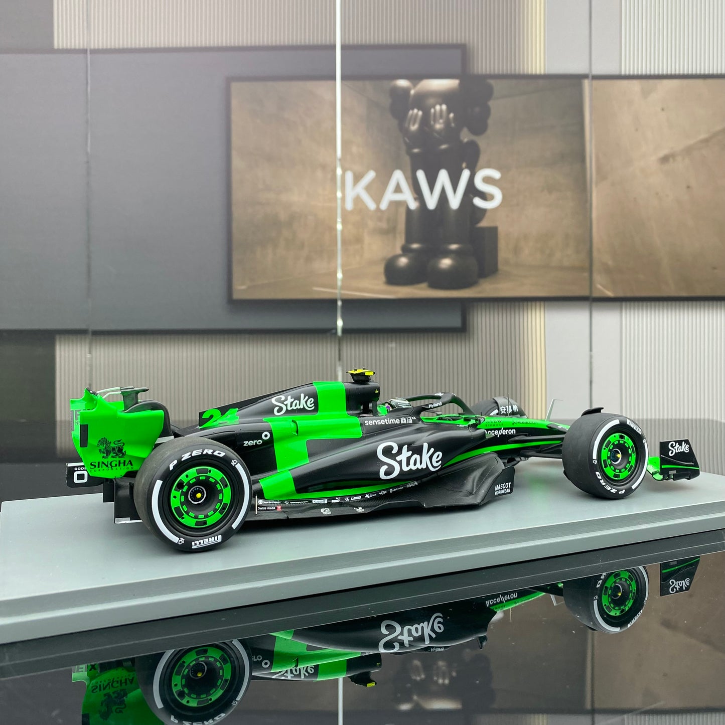 SPARK 1/18 Alfa Romeo Stake Sauber F1 C44 Zhou Guanyu Green Car Model