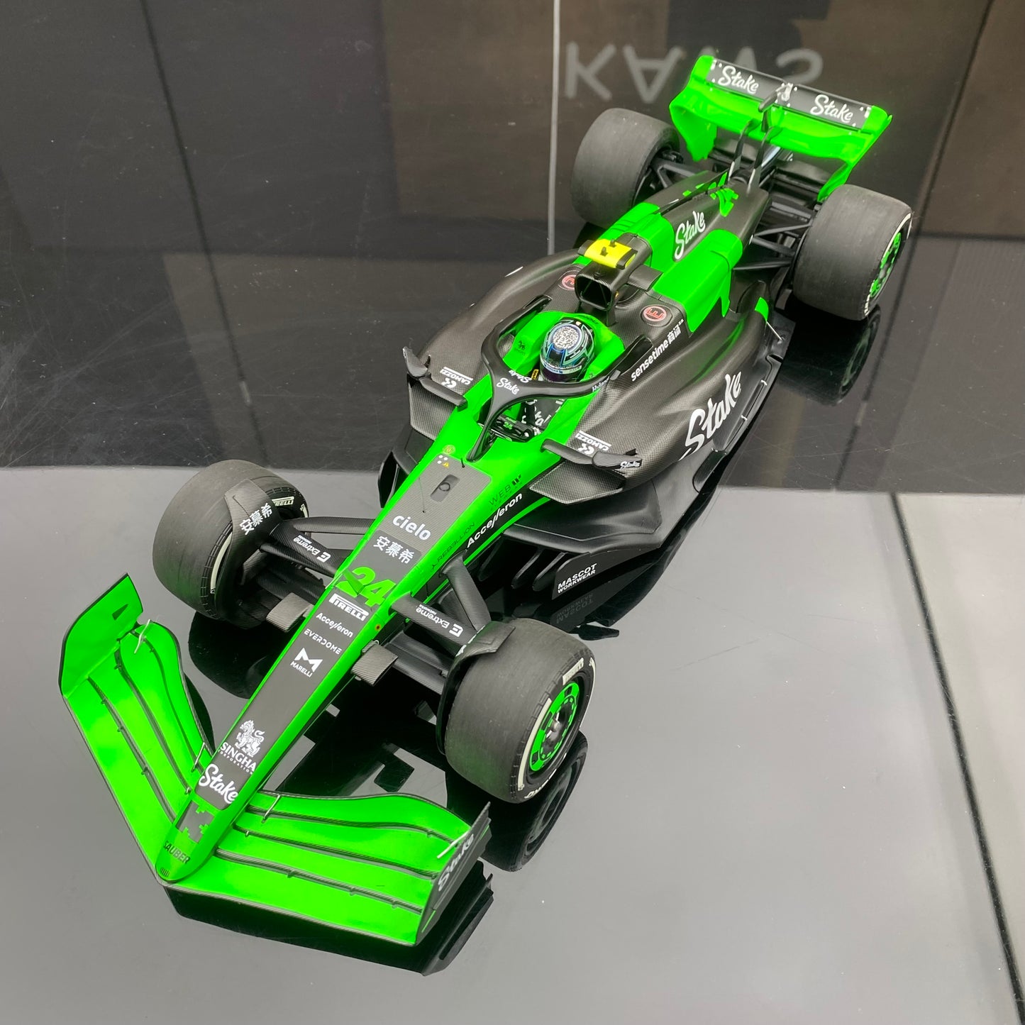 Minichamps 1/18 STAKE F1 TEAM KICK SAUBERC44-ZHOU GUANYU-2024 Precio 1579 117240124